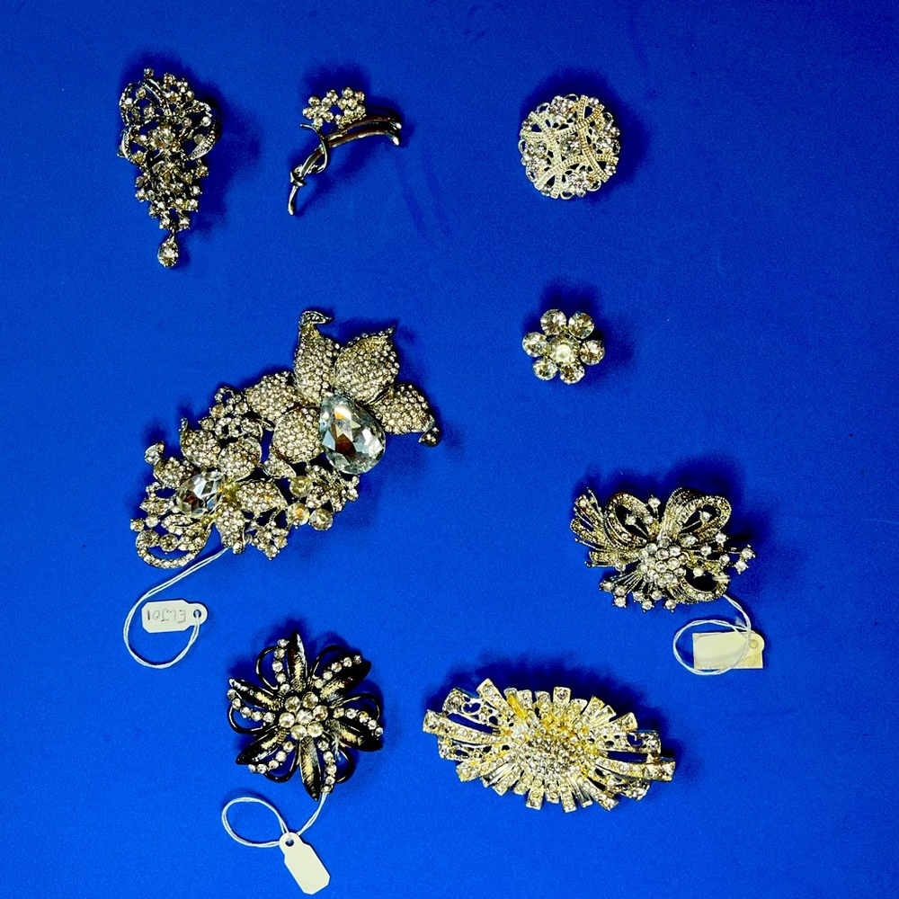Bridal/ formal brooches. Lot of 8. Lot number 59.